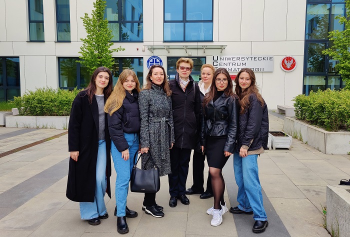 Викладачі та студенти стоматологічного факультету пройшли стажування у Варшаві