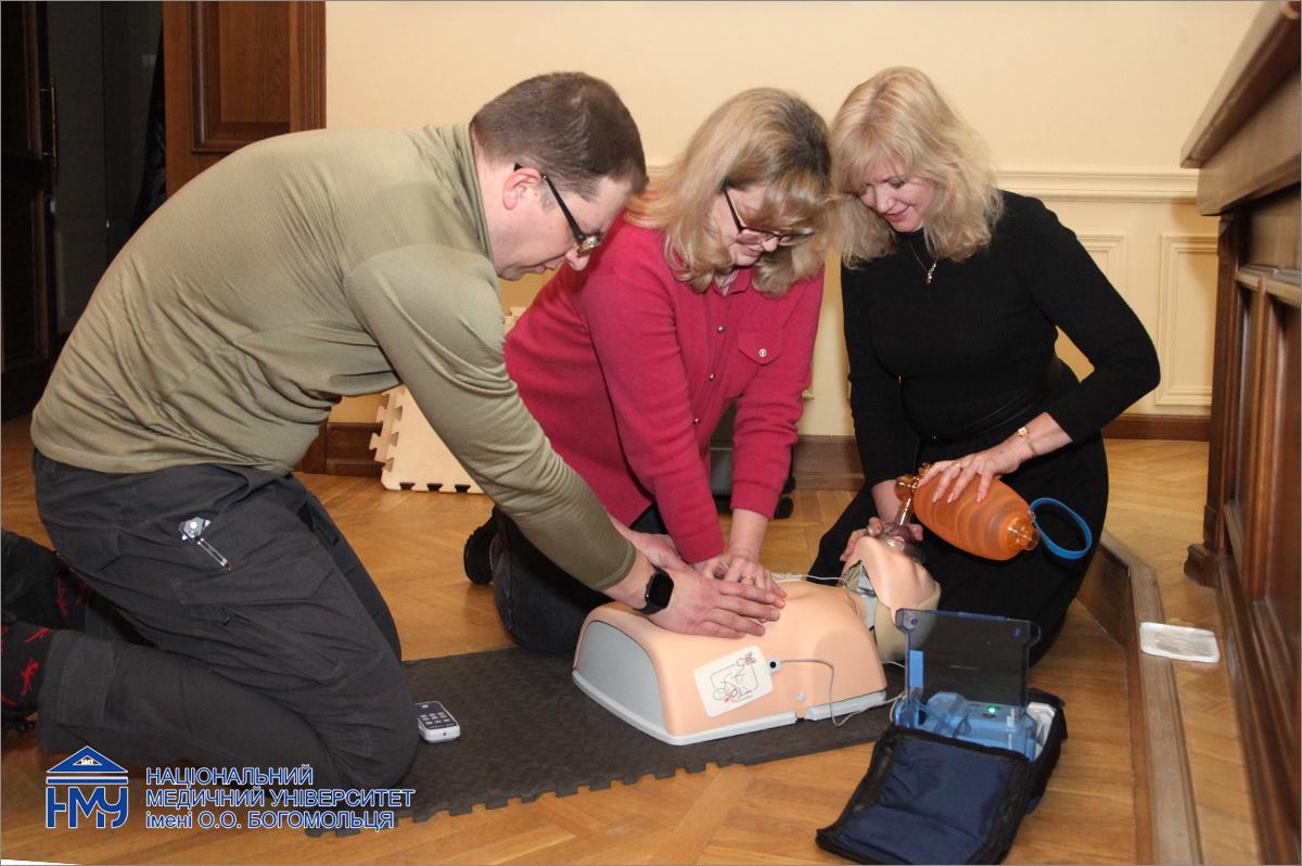 Співробітники НМУ взяли участь у майстер-класі з базових реанімаційних заходів