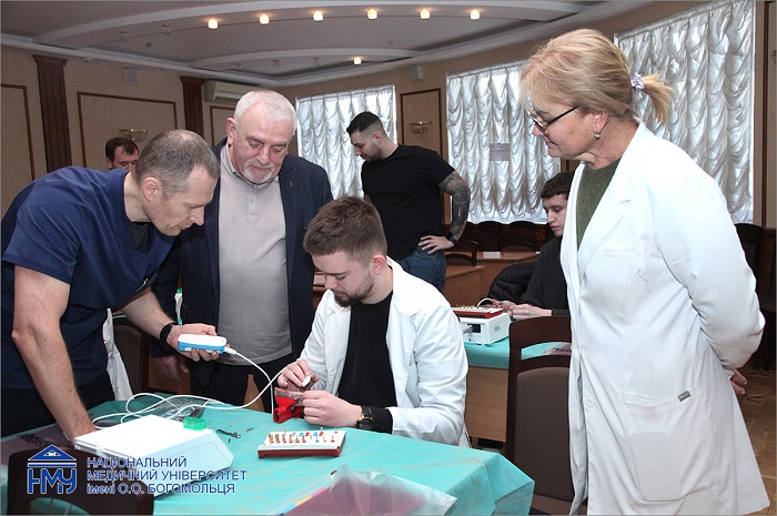 Майбутні стоматологи відпрацювали навички зі встановлення дентальних імплантатів