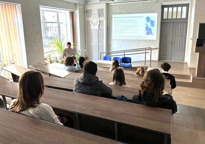 Гуртківці вивчали антимікробну терапію в складних клінічних групах