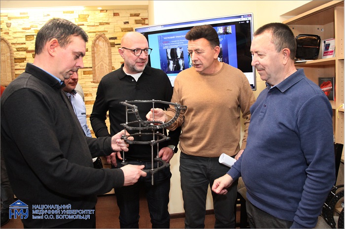 Науковці та лікарі обговорили сучасні технології у лікуванні пацієнтів із бойовими травмами