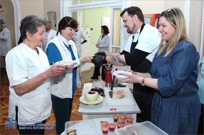 Пацієнтів Університетської клініки пригощали смачним українським борщем