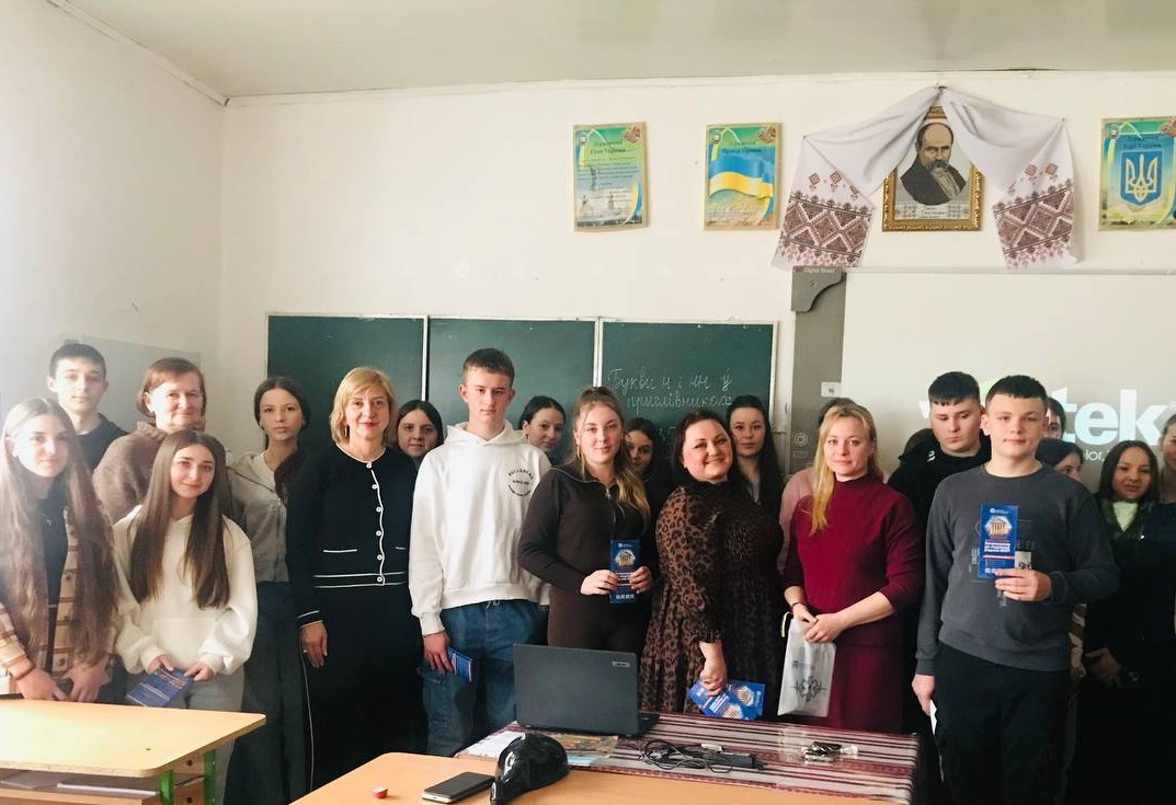 (УКР) Фахівчиня факультету педіатрії провела профорієнтаційні зустрічі зі школярами із Закарпаття