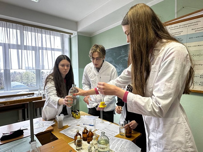 Учасники олімпіади виконували завдання з загальної та неорганічної хімії
